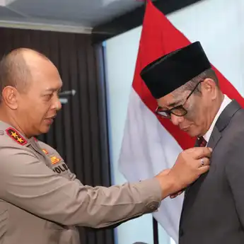 Penyerahan Pin Emas dan Penghargaan Kapolri kepada Bupati Pali Ir.H. Herri Amalindo, MM