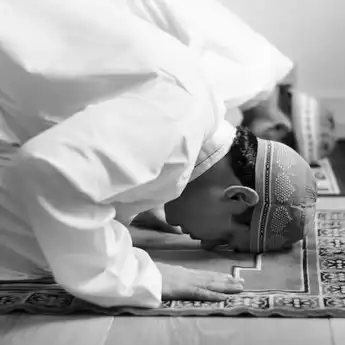 4 Cara Mengetahui Arah Kiblat yang Tepat, Kunci Sah Sholat!