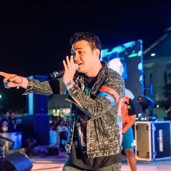 Aldi Taher Undang Gelak Tawa, Warnai Konser Projek-D di De Tjolomadoe