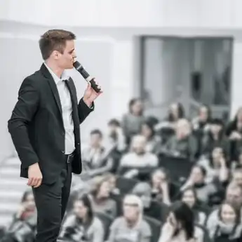 5 Contoh Teks MC Formal, Mulai dari Acara Seminar hingga Wisuda