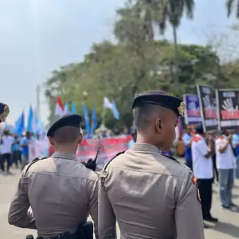 Massa Buruh Mulai Berdatangan di Bundaran Patung Kuda, Rekayasa Lalin Diberlakukan