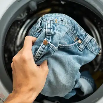 Coba Deh Balik Celana Jeans Sebelum Dicuci, Lalu Lihat Manfaat Tak Terduganya