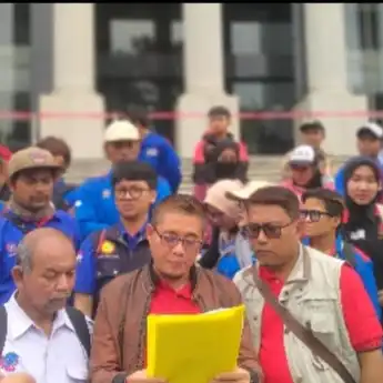 Gekarnas Datangi Mahkamah Konstitusi Serahkan Kesimpulan Uji Formil UU Cipta Kerja
