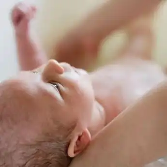 Menyikat Kepala Bayi Bisa Buat Rambutnya Lebat dan Sehat, Mitos atau Fakta?