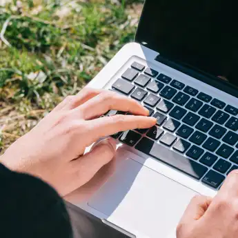 8 Cara Copy Paste di Laptop Windows dan Macbook, Mudah dan Praktis!
