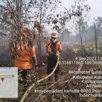 Pemadaman Terus Dilakukan, Salah Satunya di Area SMAN 4 Kubu Raya