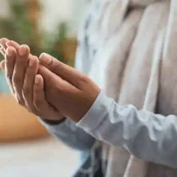 10 Doa Membuka Aura Wajah, Mustajab untuk Diamalkan sehabis Sholat