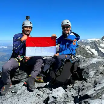 Di Tengah Cuaca Ekstrem Pendaki Indonesia Berhasil Capai Puncak Gunung Eiger 3.967 Mdpl   