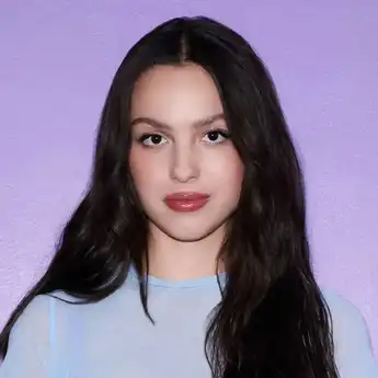 Lirik Lagu 'so american' – Olivia Rodrigo, dengan Terjemahannya