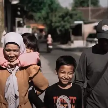 Lirik dan Chord 'Ayah Ibu' yang Dipopulerkan Tri Suaka feat. Jasmine