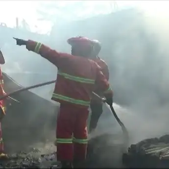 Kebakaran Gudang Rosok di Pasar Kliwon, 17 KK Mengungsi ke Kelurahan