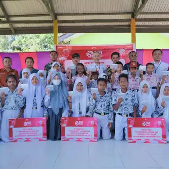 Penyerahan Beasiswa untuk Siswa Berprestasi di Desa Brilian Pionoto Buol Toli-Toli