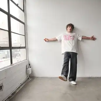 Lirik dan Terjemahan Lagu Slow It Down dari Benson Boone