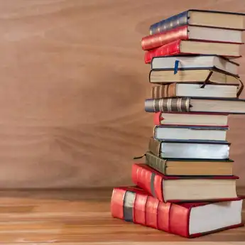 Mengenal Perbedaan Above dan On dalam Bahasa Inggris dengan Contoh Kalimat