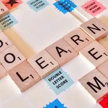 30 Contoh Kalimat Adverb of Place Beserta Pengertiannya 