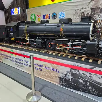 Stasiun Bandung Pajang Miniatur Lokomotif Uap DD5208