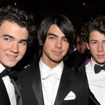 Lirik dan Terjemahan Lagu Strong Enough - Jonas Brothers    