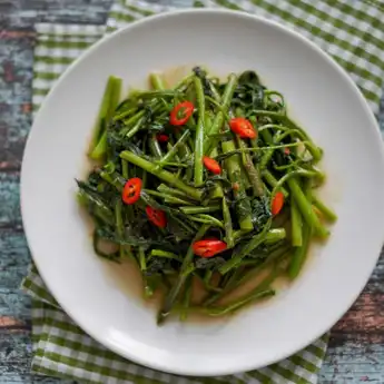 Resep Tumis Kangkung Bumbu Kemiri, Cita Rasa Pedas yang Menggugah Selera