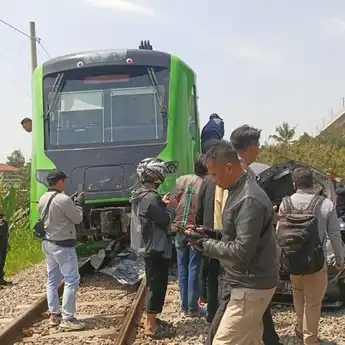 KA Feeder Menemper Mobil, Daop 2 Imbau Masyarakat Hati-hati Lewati Lintasan Sebidang