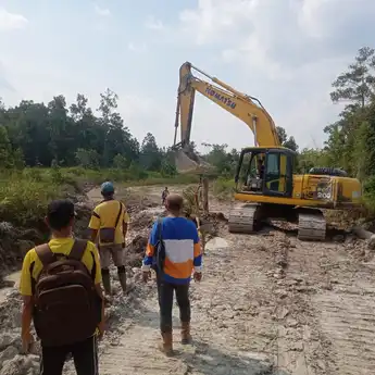 CSR Kiara Sawit Abadi Perbaiki Jalan Poros Dua Desa di Perbatasan Malaysia