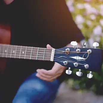 Lirik Lagu Sunda Tumarima 'Keur Deudeh Deudehna' yang Viral di TikTok 