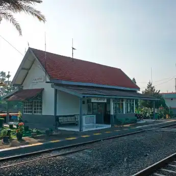 Menelusuri Jejak Eksistensi Kereta Api Melalui Keberadaan Stasiun Tertua di Indonesia