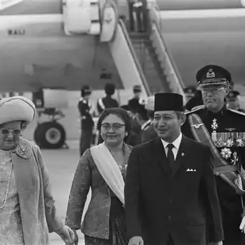 5 Perbedaan Pemerintahan Orde Lama dan Orde Baru, Paling Lengkap!