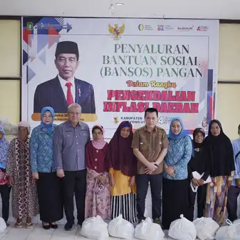 Pj Gubernur Kalbar Harisson Bersama Pj Bupati Romi Wijaya Serahkan Bantuan Pangan di Kecamatan Teluk Batang