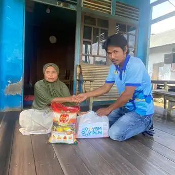 PLN Salurkan Bantuan Bagi Kaum Disabilitas dan Warga Kurang Mampu di Ketapang