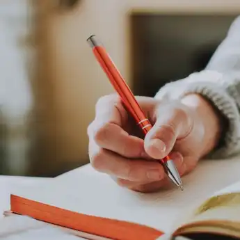 10 Contoh Kalimat Utama, Lengkap dengan Pengertian dan Ciri-ciri