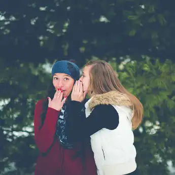 5 Zodiak yang Suka Bergosip dengan Teman, Termasuk Sagitarius!