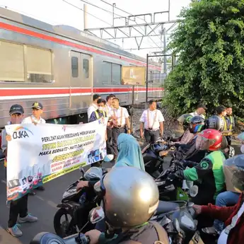 KAI Commuter Kembali Ingatkan Masyarakat Untuk Tertib Berlalu Lintas Di Perlintasan Sebidang   