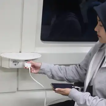 Colokan Listrik di Kereta Itu Bukan untuk Kipas Angin atau Catokan