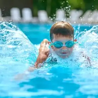 12 Manfaat Berenang untuk Kesehatan Tubuh yang Menguntungkan