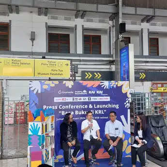 Gramedia, Popomangun, KAI dan KAI Commuter Luncurkan Kegiatan ‘Baca Buku di KRL’
