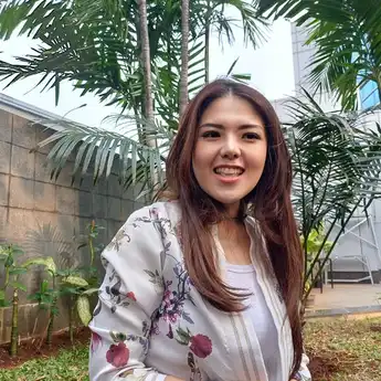 Viral Aksi Tina Toon Turun Langsung Atasi Banjir di Jakarta dan Dipuji Warganet