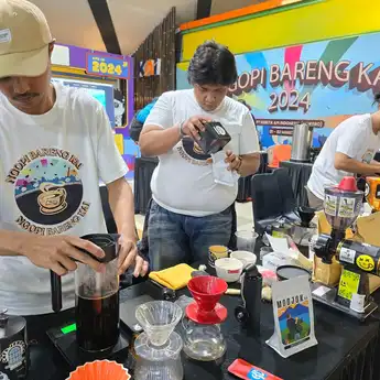 Asyiik, Ada Ribuan Kopi Gratis di Stasiun Bandung