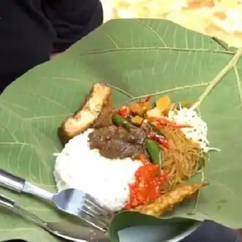 Sego Berkat Khas Wonogiri: Nasi Beragam Lauk yang Dibungkus Daun Jati