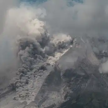 Merapi Lepaskan Awan Panas, Cepogo Boyolali Diterjang Hujan Abu Ringan