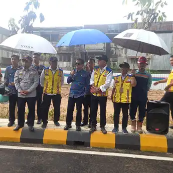 Di Tengah Hujan Deras Pj Wako Ani Sofian Lintasi Duplikasi JK I Tanda Mulai Dibuka