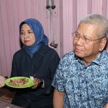 Pj Gubernur Kalbar Harisson dan Pj Ketua TP - PKK Kalbar Windy, Nikmati Kuliner Sopang