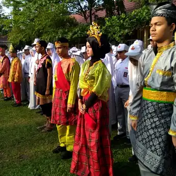 Pakaian Adat kini Masuk Ke Seragam Sekolah, Cek di Sini Aturannya!