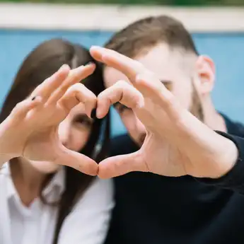 Penjelasan dan Contoh Bentuk Physical Touch dalam Love Language