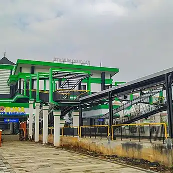 Hujan Deras Sepanjang Siang Sempat Membuat Jalur Rel Stasiun Cimekar Terendam