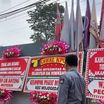 Caleg Suprapto Layangkan Somasi KPU, Karangan Bunga Hiasi KPU Karanganyar