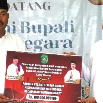 Bupati Kukar Serahkan Sejumlah Bantuan ke Ponpes Darun Nafi’ Samboja Barat 