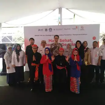 Radio Smart FM berkolaborasi dengan Onesight EssilorLuxottica Foundation melakukan pemeriksaan mata dan pemberian kaca mata gratis kepada murid SDN 01, Cipedak, Jagakarsa, Jakarta Selatan