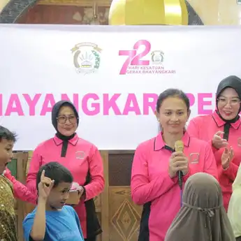 Ketum Bhayangkari Hibur Anak-anak Pengungsi Banjir Bandang Sumbar