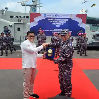 Memperkuat Literasi Keuangan dan Pendidikan di Kepulauan 3T KPw BI Sulut Berkolaborasi Bersama TNI AL Gelar Pelepasan Kas Kelilling