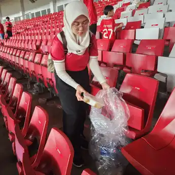 Aksi Bersih Stadion Dukung Timnas Indonesia dengan Semangat Revolusi Mental Terus Berlanjut